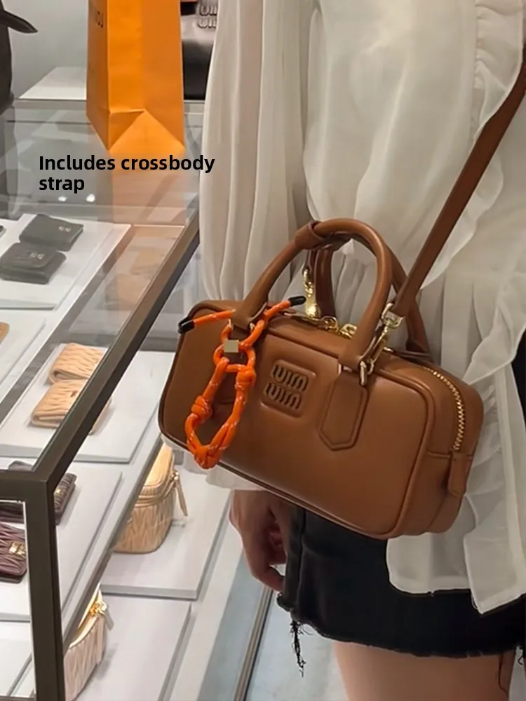 Boston Sle Leather Bowling Bag Versatile Summer Luxury Small Handbag Leather Pillow Crossbody Bag for Women
Boston Sle Leather Bowling Bag Versatile Summer Luxury Small Handbag Leather Pillow Crossbody Bag for Women