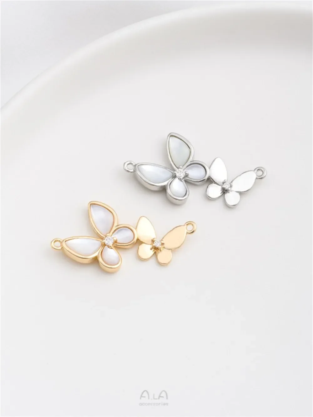 Inlaid with Natural White Butterfly Oyster 14K Gold-Color Double Butterfly Pendant Pearl Necklace DIY Jewelry Charms Accessorie
Inlaid with Natural White Butterfly Oyster 14K Gold-Color Double Butterfly Pendant Pearl Necklace DIY Jewelry Charms Accessorie
