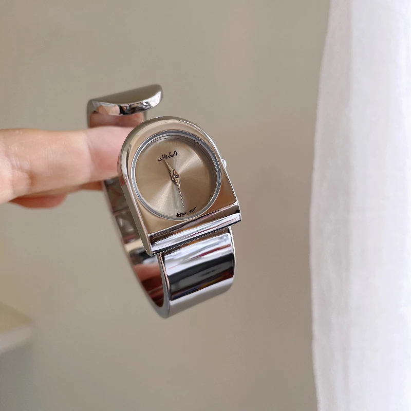 Роскошные женские часы 2024, уникальные часы-браслет в неуклюженом стиле, модные минималистичные часы из нержавеющей стали, модный подарок 
Роскошные женские часы 2024, уникальные часы-браслет в неуклюженом стиле, модные минималистичные часы из нержавеющей стали, модный подарок