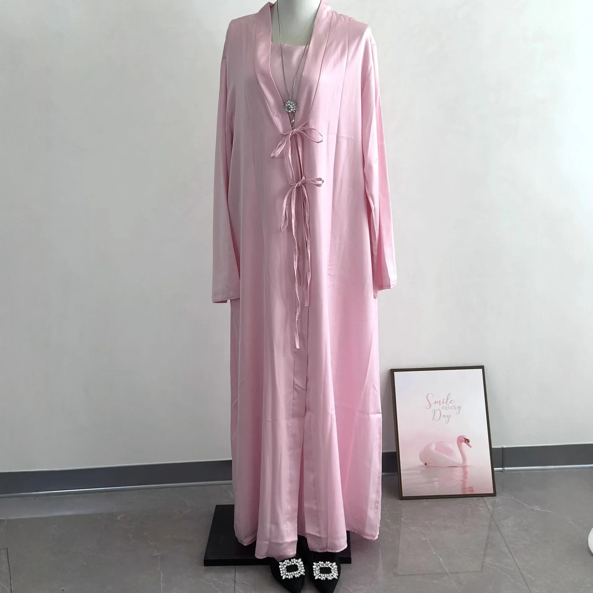 Eid Satin Muslim Dress Set Dubai Abaya Women Islam Kimono Jalabiya Kebaya Caftan Robe Turkey Kaftan Femme Musulmane Ensembles
Eid Satin Muslim Dress Set Dubai Abaya Women Islam Kimono Jalabiya Kebaya Caftan Robe Turkey Kaftan Femme Musulmane Ensembles