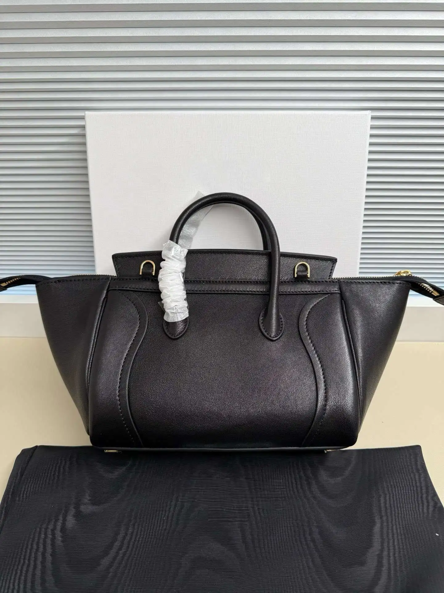 New 2025 Sheepskin Tote Bag, Genuine Leather Fashion Large Capacity Shoulder Bag/Underarm Bag
New 2025 Sheepskin Tote Bag, Genuine Leather Fashion Large Capacity Shoulder Bag/Underarm Bag