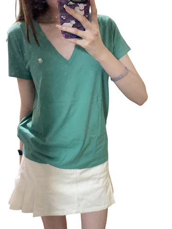 New Arrival Minimalist White V-Neck Basic Tee, Breathable Solid Color Casual T-Shirt for Daily Wear
New Arrival Minimalist White V-Neck Basic Tee, Breathable Solid Color Casual T-Shirt for Daily Wear