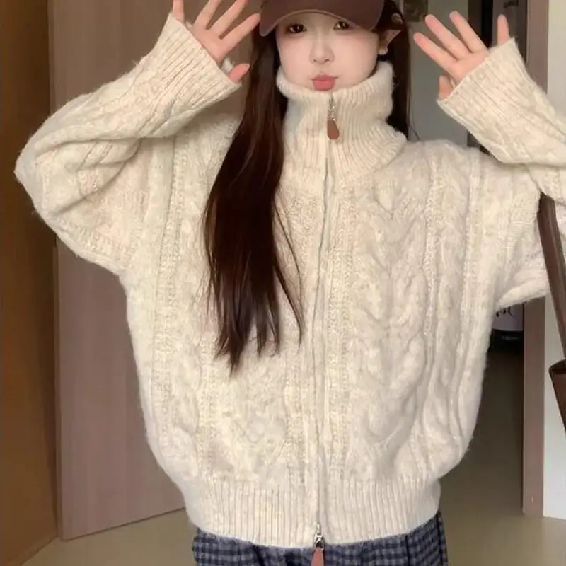 Вязаное пальто с воротником-стойкой, женское новое осенне-зимнее утолщенное кардиган на молнии с высоким воротником и ленивым воротником Fried Dough Twists
Вязаное пальто с воротником-стойкой, женское новое осенне-зимнее утолщенное кардиган на молнии с высоким воротником и ленивым воротником Fried Dough Twists