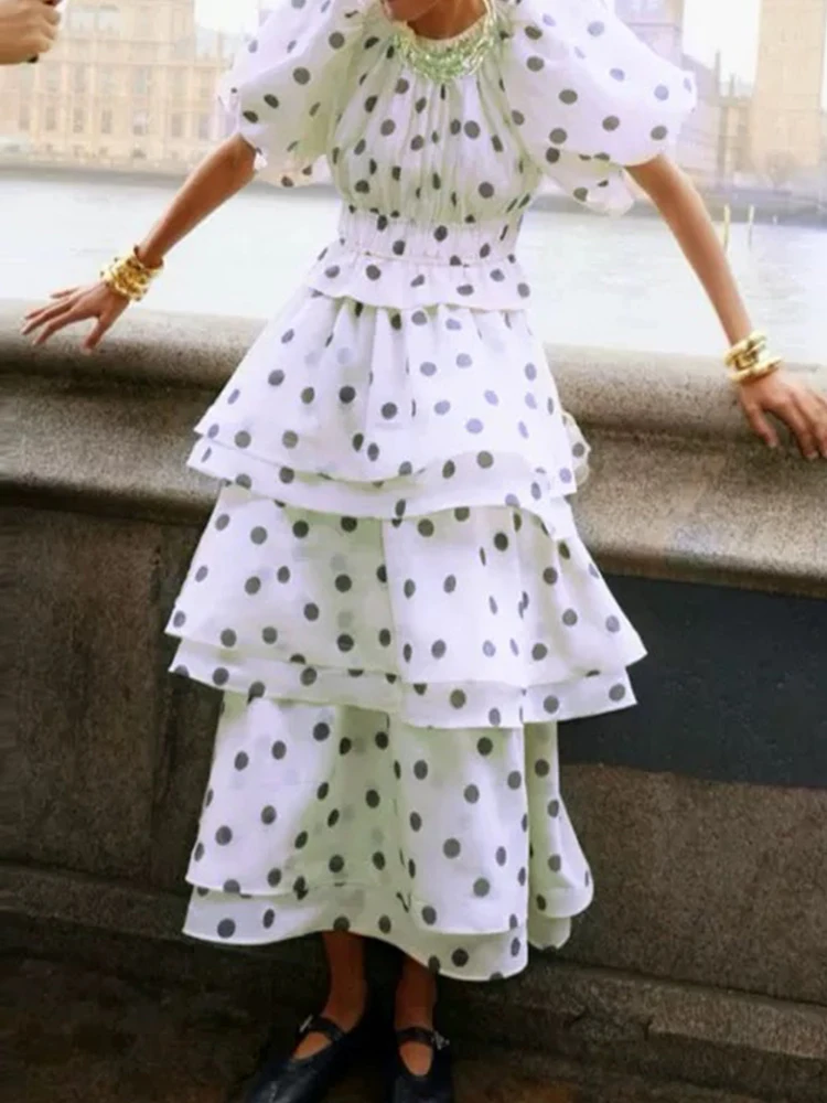 Design waist polka-dot short-sleeved shirt summer new women's dress+high waist ruffled overskirt fashion two-piece suit.
Design waist polka-dot short-sleeved shirt summer new women's dress+high waist ruffled overskirt fashion two-piece suit.