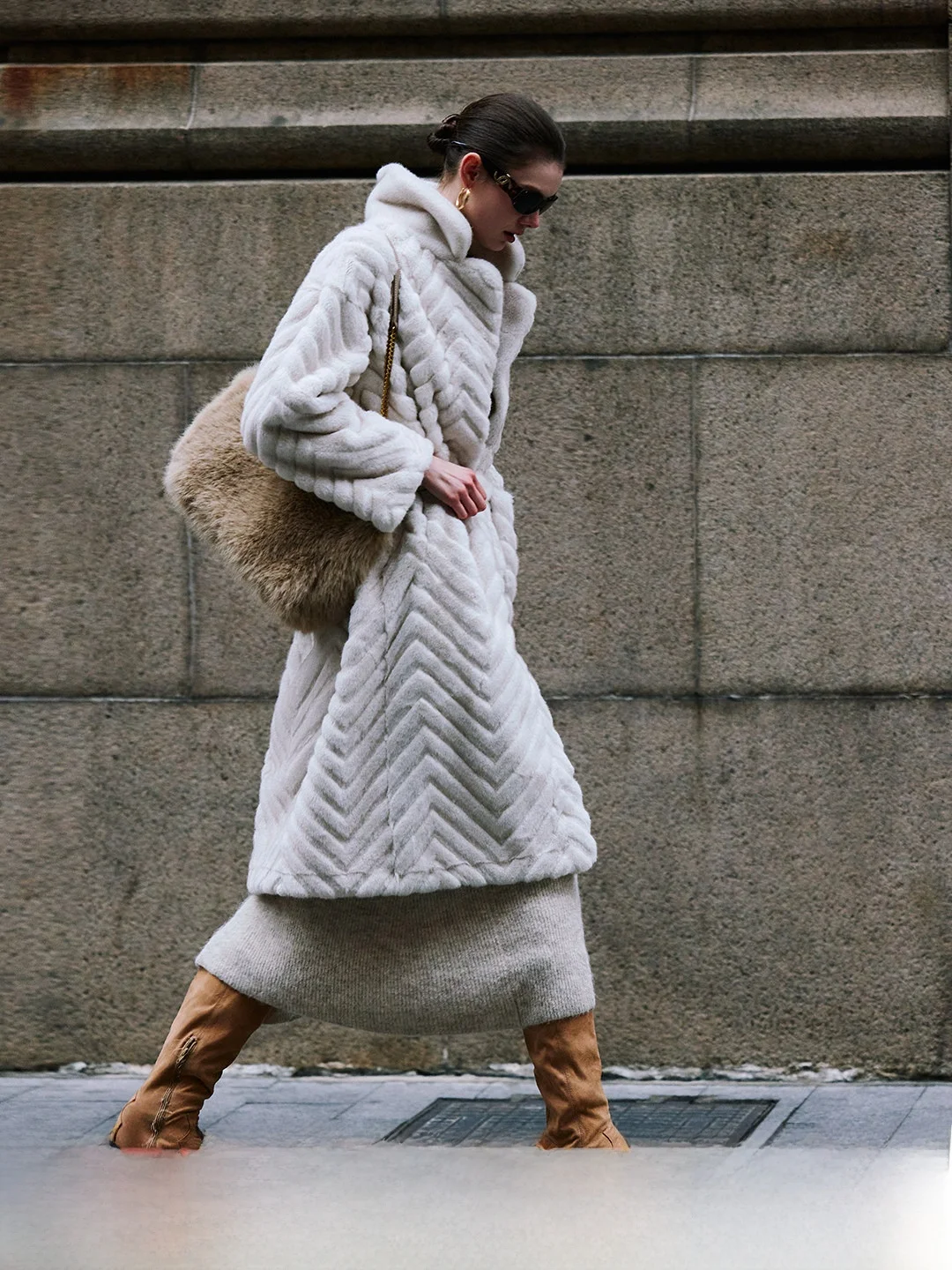 Экологичное роскошное длинное пальто женское с поясом, воротником-стойкой, из полиэфирного волокна, с гарантией тепла, прямой крой, облегающий силуэт
Экологичное роскошное длинное пальто женское с поясом, воротником-стойкой, из полиэфирного волокна, с гарантией тепла, прямой крой, облегающий силуэт