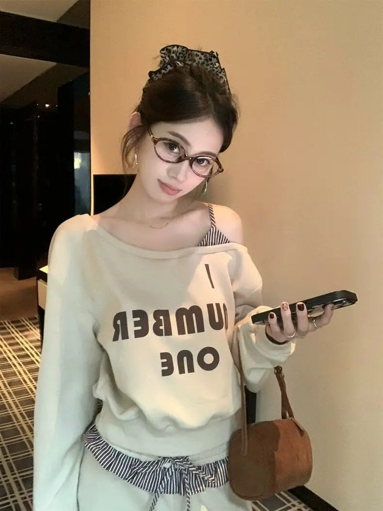 Unique Early Autumn Women's Loose Fit Sweatshirt And Pants Set with Slanted Shoulder Lettering Casual Fashion Outerwear
Unique Early Autumn Women's Loose Fit Sweatshirt And Pants Set with Slanted Shoulder Lettering Casual Fashion Outerwear