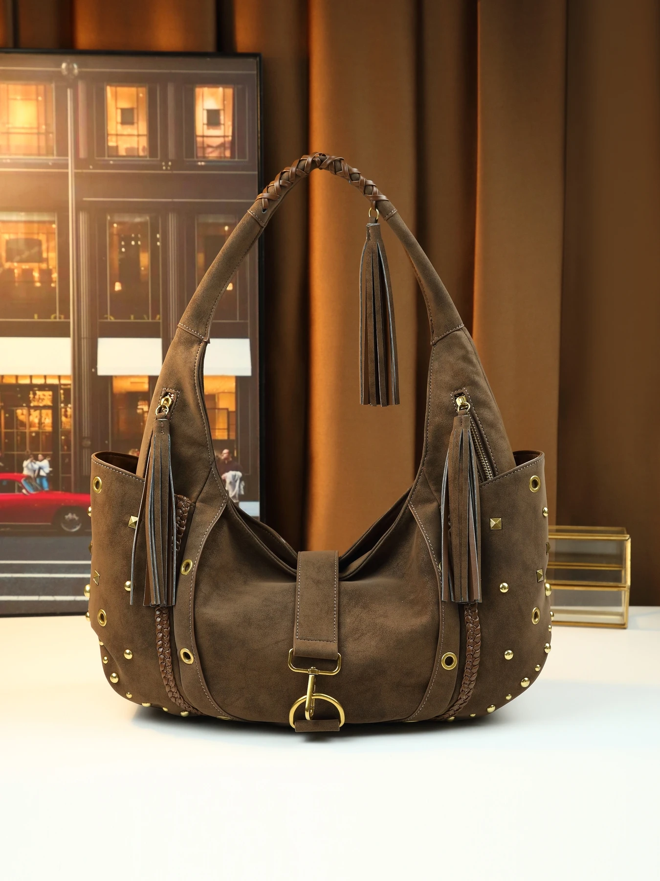 Стильная дорожная сумка для пельменей подмышками в стиле ретро с инкрустацией заклепками
Стильная дорожная сумка для пельменей подмышками в стиле ретро с инкрустацией заклепками