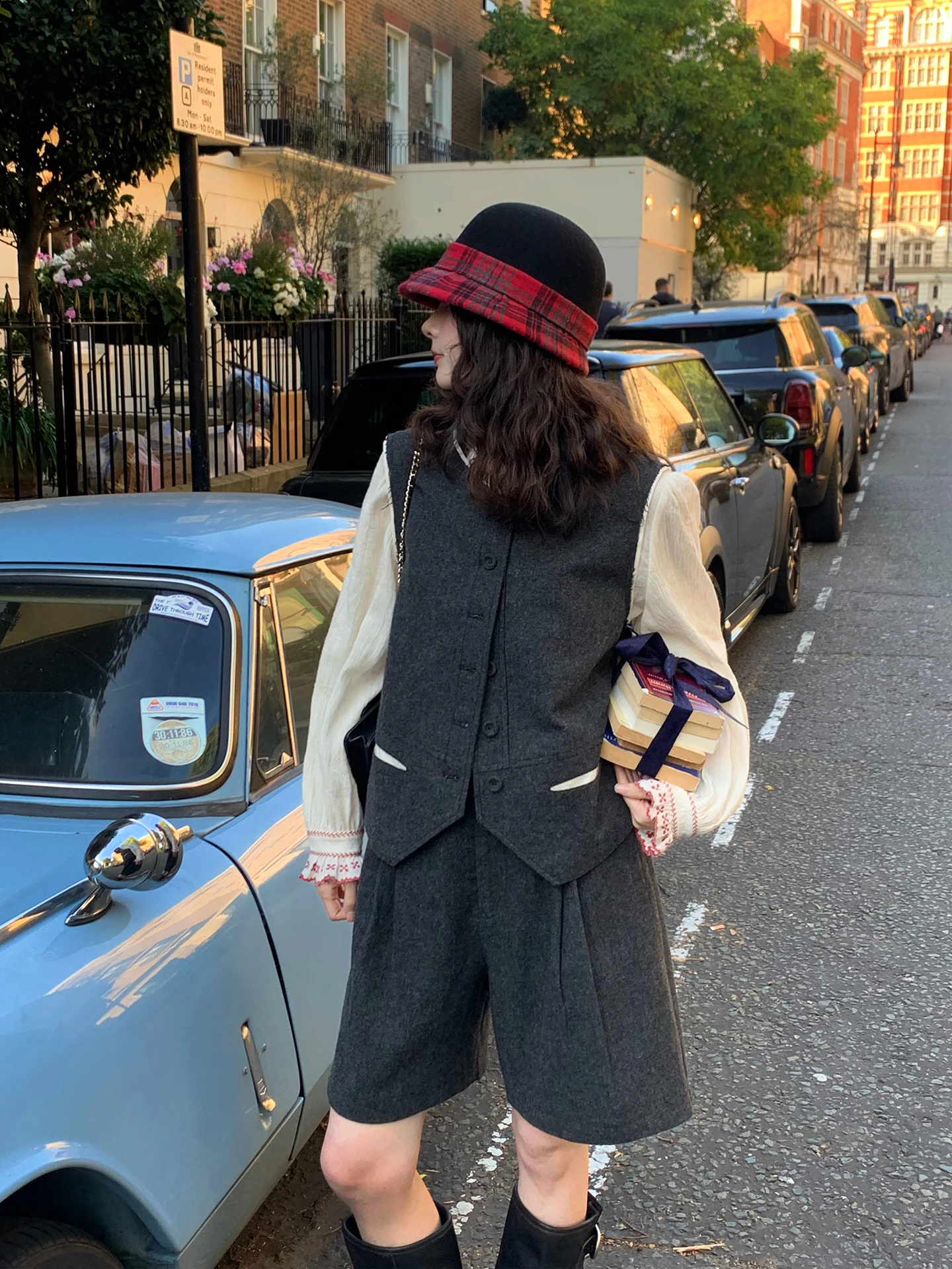 Шерстяной комплект из жилетки и брюк для женщин, винтажный британский стиль, осенне-зимний наряд, костюм из двух предметов, повседневная рабочая одежда, одежда для свиданий
Шерстяной комплект из жилетки и брюк для женщин, винтажный британский стиль, осенне-зимний наряд, костюм из двух предметов, повседневная рабочая одежда, одежда для свиданий