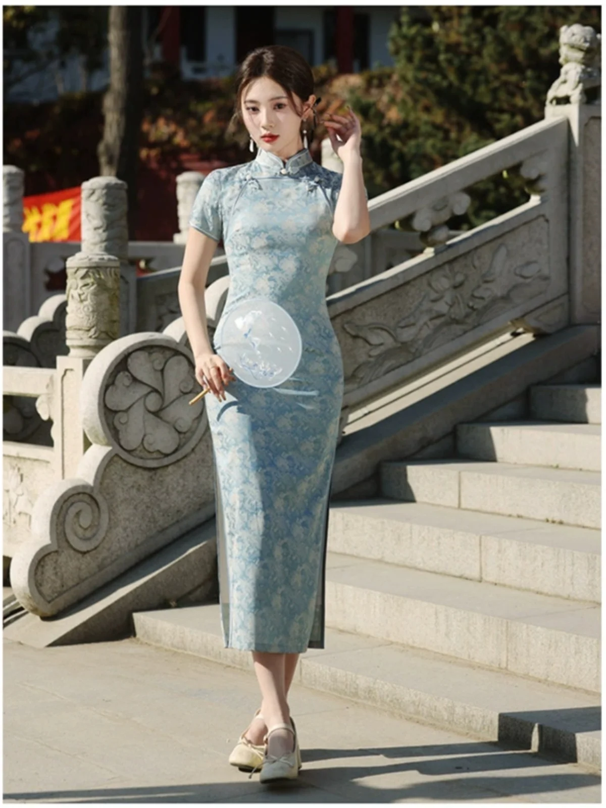 Элегантное синее атласное ципао с вышивкой, длинное, с коротким рукавом, традиционное китайское платье для повседневной носки, весенняя новинка
Элегантное синее атласное ципао с вышивкой, длинное, с коротким рукавом, традиционное китайское платье для повседневной носки, весенняя новинка