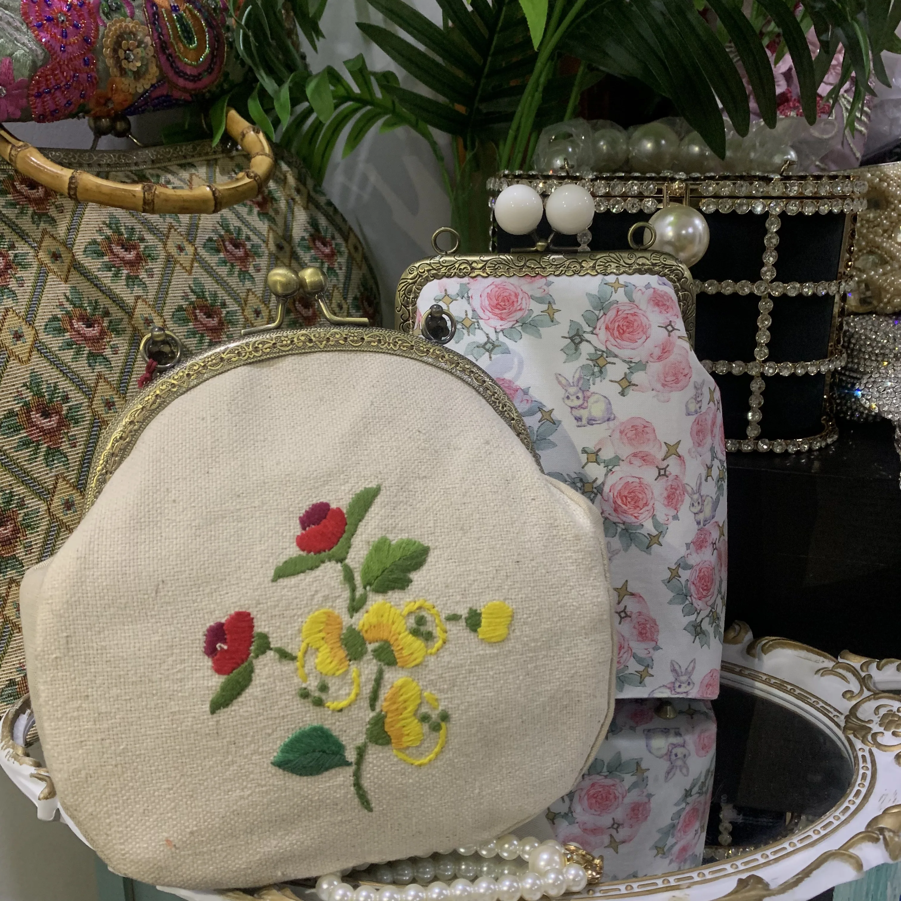 Винтажная сумка через плечо Lost in, кошелек с застежкой-застежкой и односторонней вышивкой, металлический браслет с металлическими цепочками, сумка через плечо
Винтажная сумка через плечо Lost in, кошелек с застежкой-застежкой и односторонней вышивкой, металлический браслет с металлическими цепочками, сумка через плечо