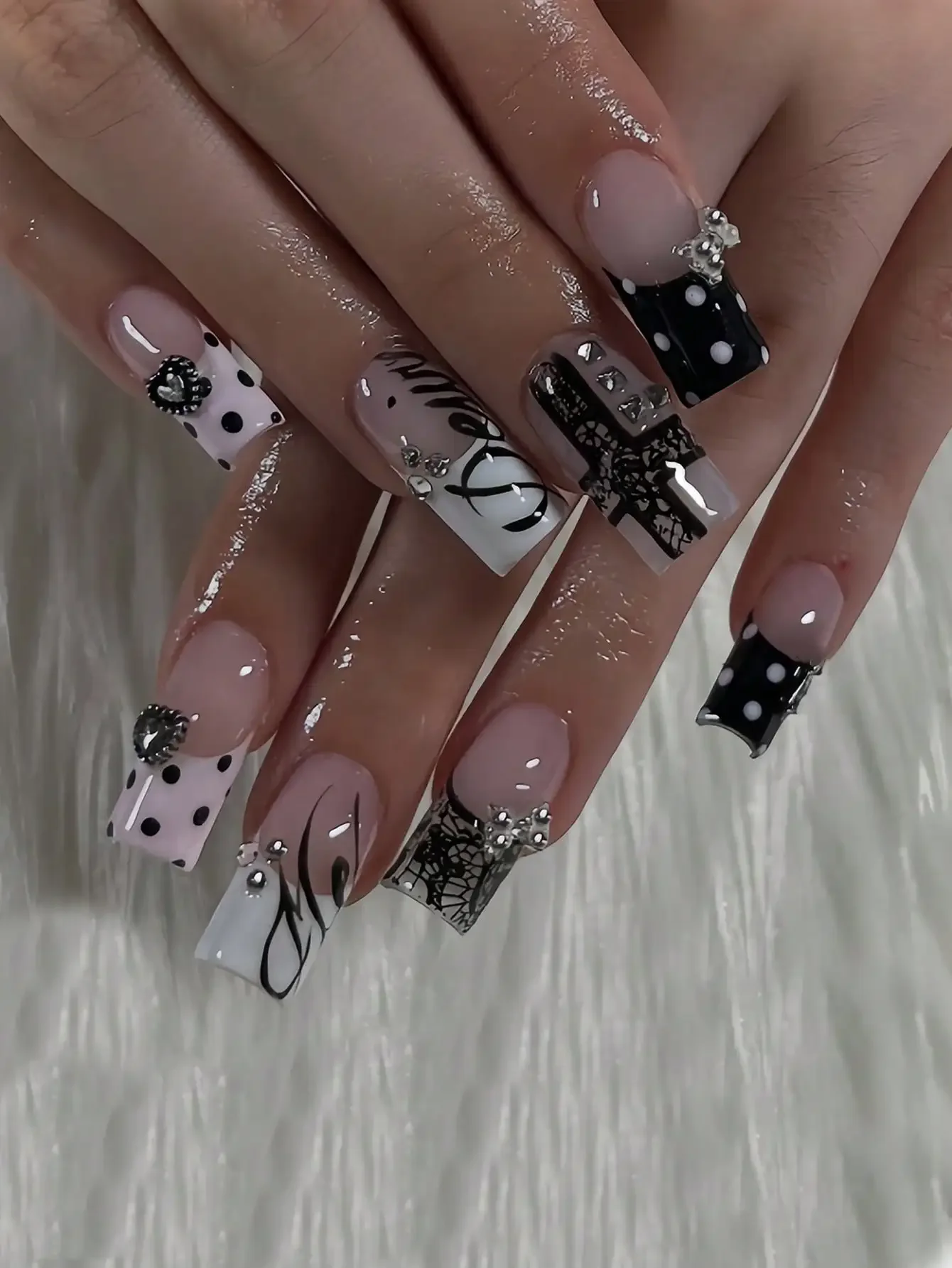 Instantly Upgrade Your Look With 24 Square Nails Art Pieces, Cool Dark Style, Black Polka Dot Metallic Heart, Hollowed-Out Spider Web French Tip Nails Metallic Bow, Suitable For Ladies And Girls, A Must-Have For Parties And Shopping Fake Nails
Instantly Upgrade Your Look With 24 Square Nails Art Pieces, Cool Dark Style, Black Polka Dot Metallic Heart, Hollowed-Out Spider Web French Tip Nails Metallic Bow, Suitable For Ladies And Girls, A Must-Have For Parties And Shopping Fake Nails