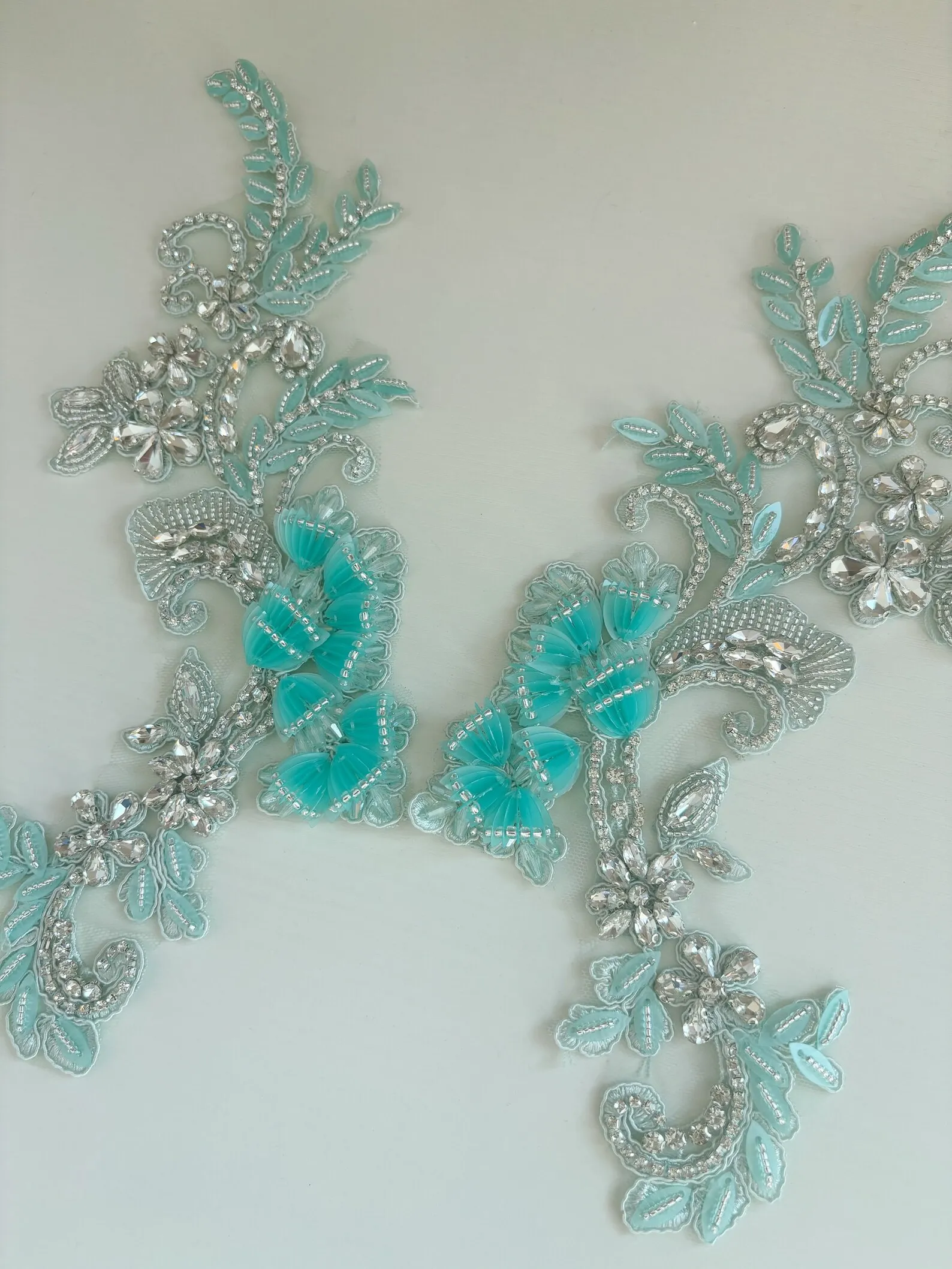 1 пара аквамариновых аппликаций из страз с 3D-цветами лилии для костюмов для танцев, свадебных платьев и бальных нарядов
1 пара аквамариновых аппликаций из страз с 3D-цветами лилии для костюмов для танцев, свадебных платьев и бальных нарядов