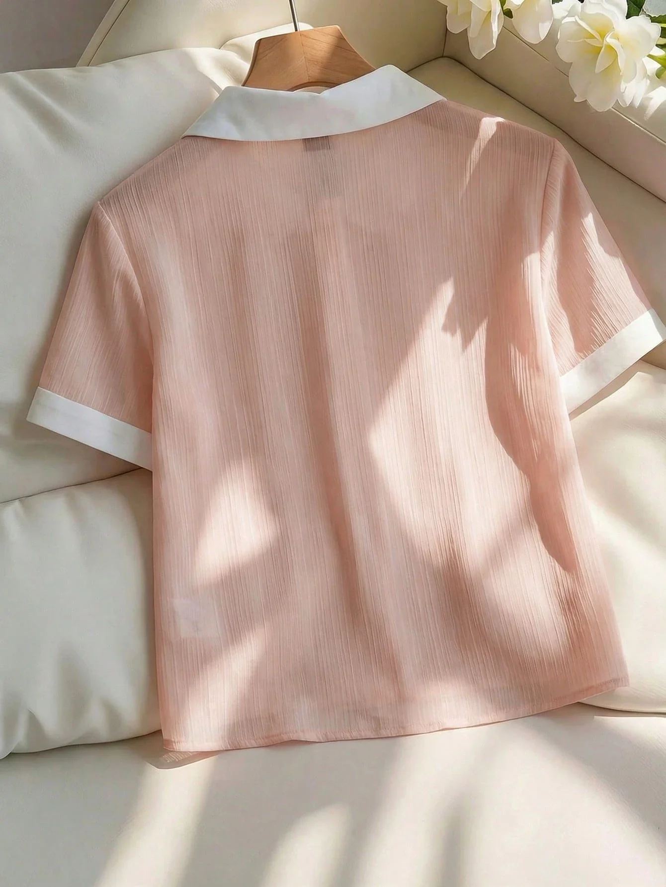 Элегантная розовая шифоновая блузка с белым воротником, свободного кроя, с коротким рукавом
Элегантная розовая шифоновая блузка с белым воротником, свободного кроя, с коротким рукавом