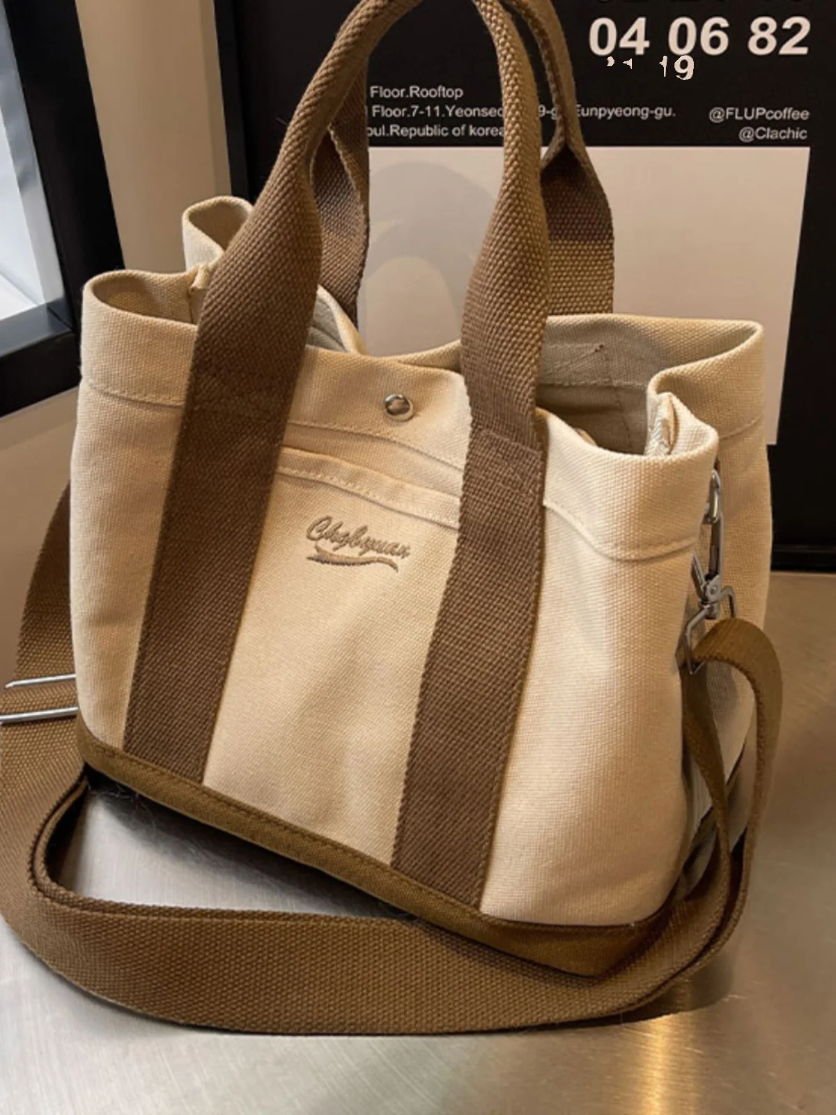 Большая холщовая сумка через плечо Capaci, простая повседневная студенческая сумка для хранения класса, ланчбокс, сумка для мамы, однотонная сумка Buet ape
Большая холщовая сумка через плечо Capaci, простая повседневная студенческая сумка для хранения класса, ланчбокс, сумка для мамы, однотонная сумка Buet ape