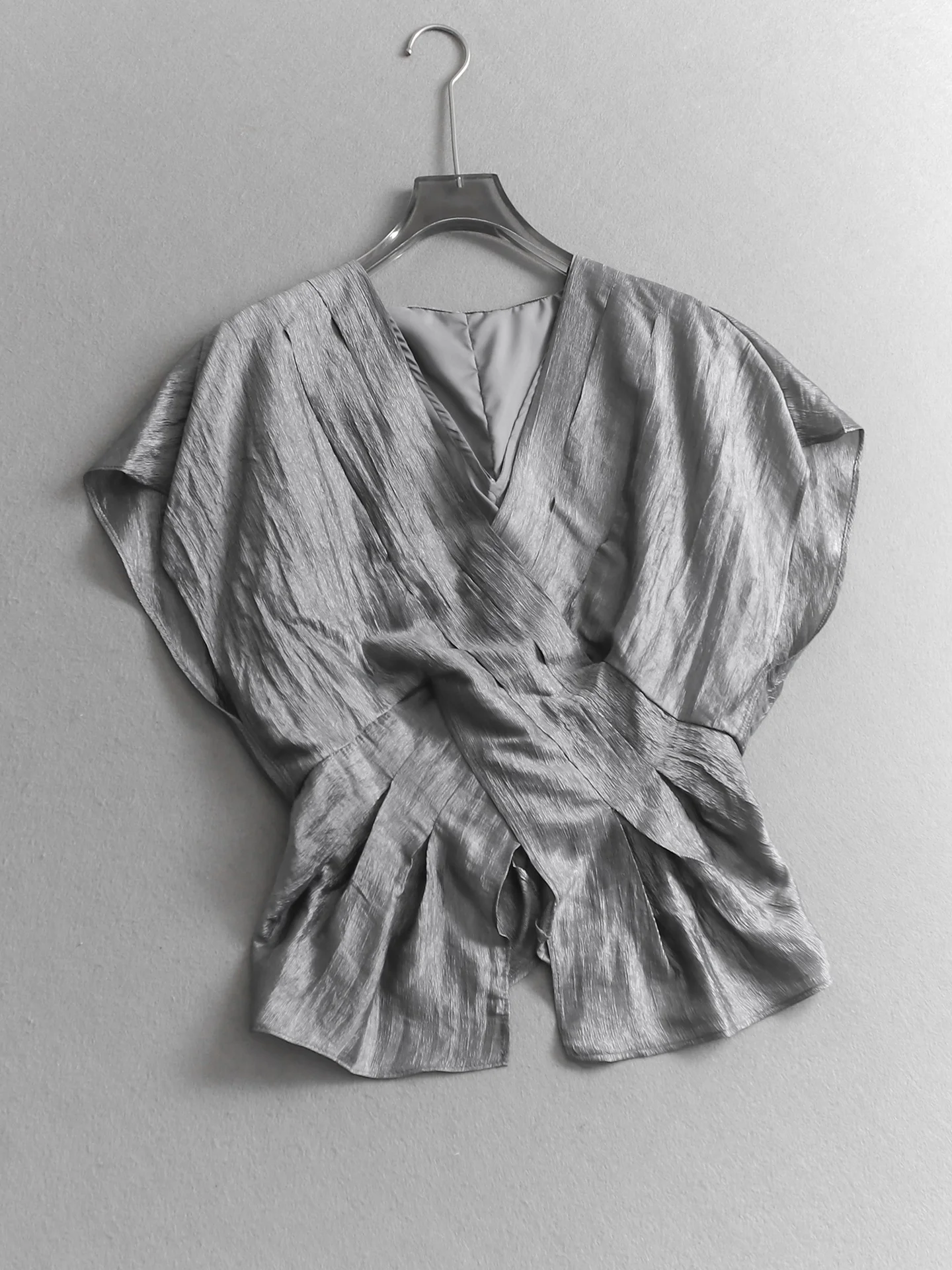 Casual Pure Color Batwing Sleeve Shirt Women's V-neck Commute Shirt Summer New Style Folded Texture Collar Elegant Loose Fit
Casual Pure Color Batwing Sleeve Shirt Women's V-neck Commute Shirt Summer New Style Folded Texture Collar Elegant Loose Fit