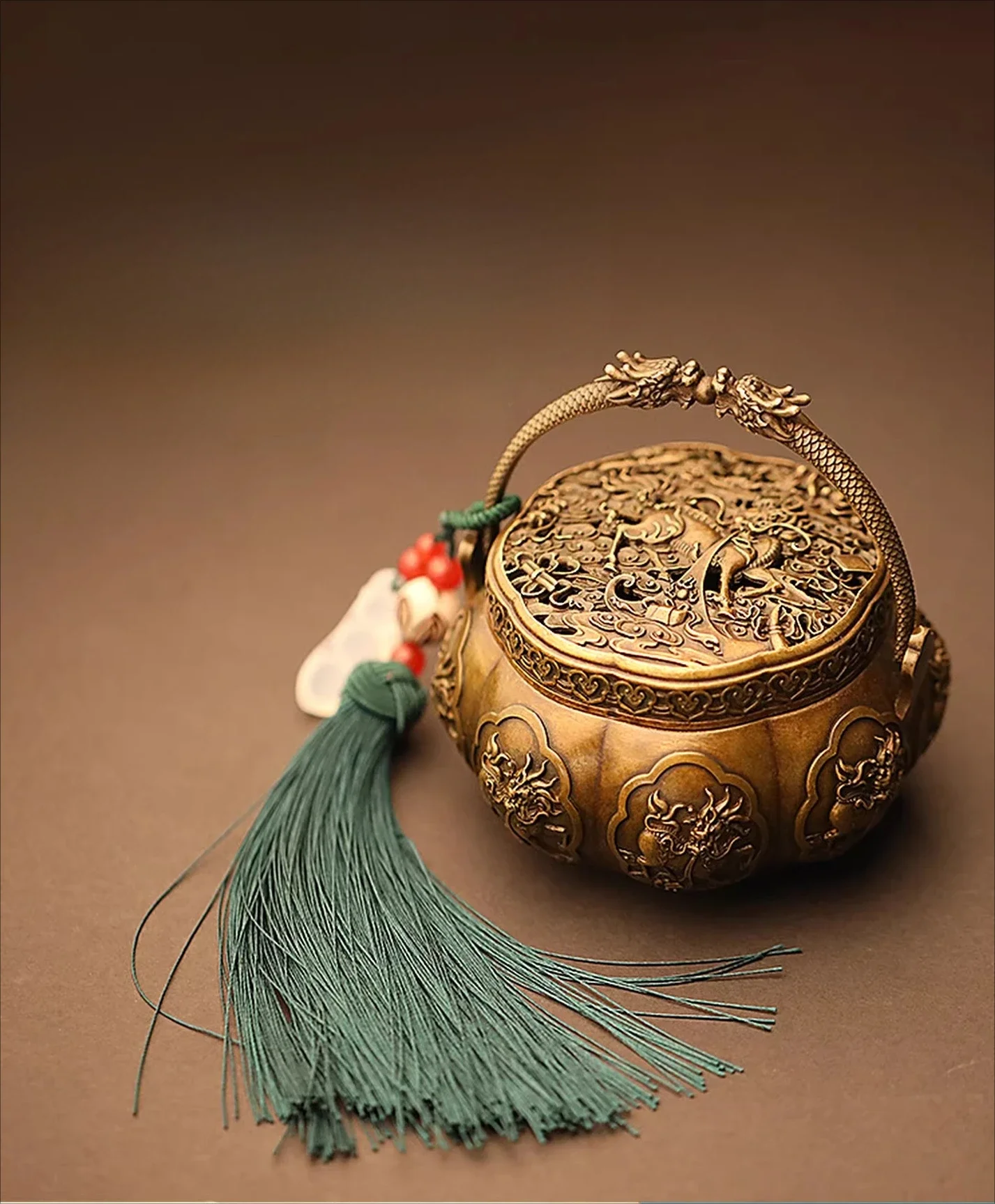 Kirin hand warmer home indoor Chinese antique sandalwood plate aroma burner ornament
Kirin hand warmer home indoor Chinese antique sandalwood plate aroma burner ornament