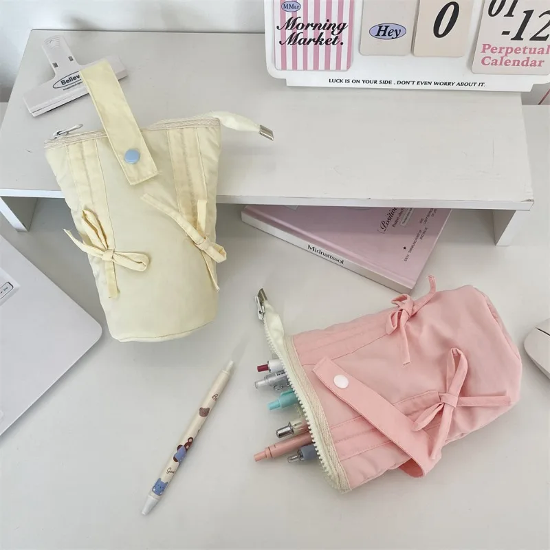 Цвет макарон, вертикальный пенал, милый дизайн ленты с бантом, сумка для ручек, большая вместимость, стоячий органайзер для канцелярских принадлежностей, школьные принадлежности
Цвет макарон, вертикальный пенал, милый дизайн ленты с бантом, сумка для ручек, большая вместимость, стоячий органайзер для канцелярских принадлежностей, школьные принадлежности