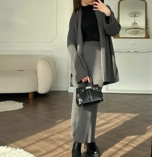 Осенний новый однотонный вязаный жакет с v-образным вырезом и прямой юбкой-трубой с высокой талией для женщин, элегантный темперамент
Осенний новый однотонный вязаный жакет с v-образным вырезом и прямой юбкой-трубой с высокой талией для женщин, элегантный темперамент