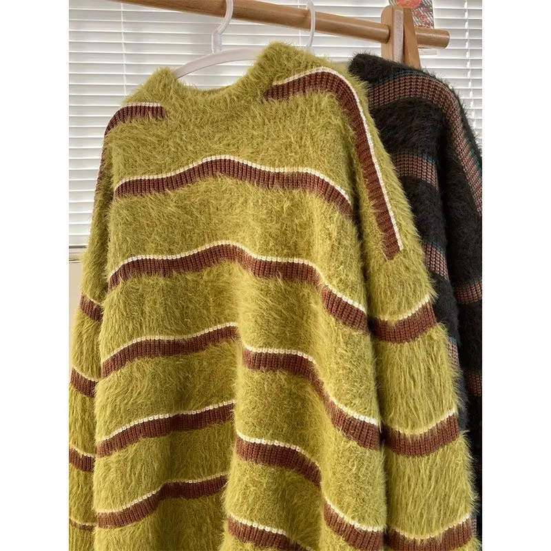 Retro striped sweaters for men and women in 2023, American style new niche knitwear, high-end casual, versatile clothing trend
Retro striped sweaters for men and women in 2023, American style new niche knitwear, high-end casual, versatile clothing trend