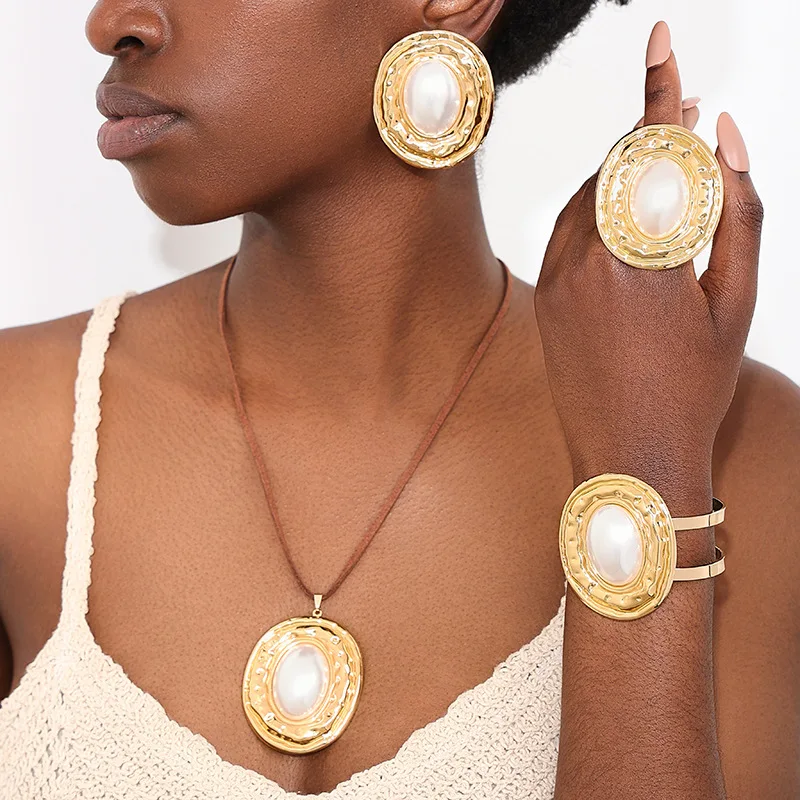 4 pieces fashionable medieval exaggerated metal large oval pearl women's bracelet ring earrings necklace jewelry set
4 pieces fashionable medieval exaggerated metal large oval pearl women's bracelet ring earrings necklace jewelry set