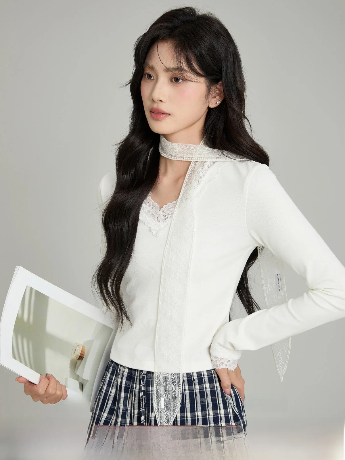 Белый вязаный топ с V-образным вырезом и кружевными вставками, женская кофта с длинным рукавом, новая осенняя модная повседневная свободная модель, удобная для ношения
Белый вязаный топ с V-образным вырезом и кружевными вставками, женская кофта с длинным рукавом, новая осенняя модная повседневная свободная модель, удобная для ношения