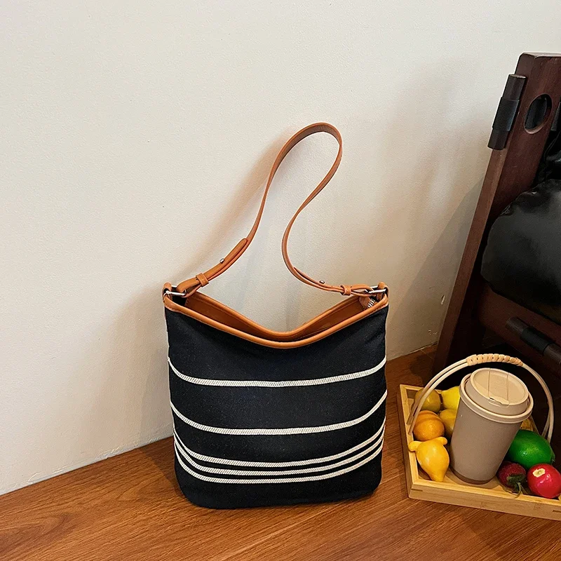 PU Zipper Sewing Shoulder Bags Striped Large Capacity 2025 Fashion Bags for Women High Quality Versatile Crossbody Bags
PU Zipper Sewing Shoulder Bags Striped Large Capacity 2025 Fashion Bags for Women High Quality Versatile Crossbody Bags