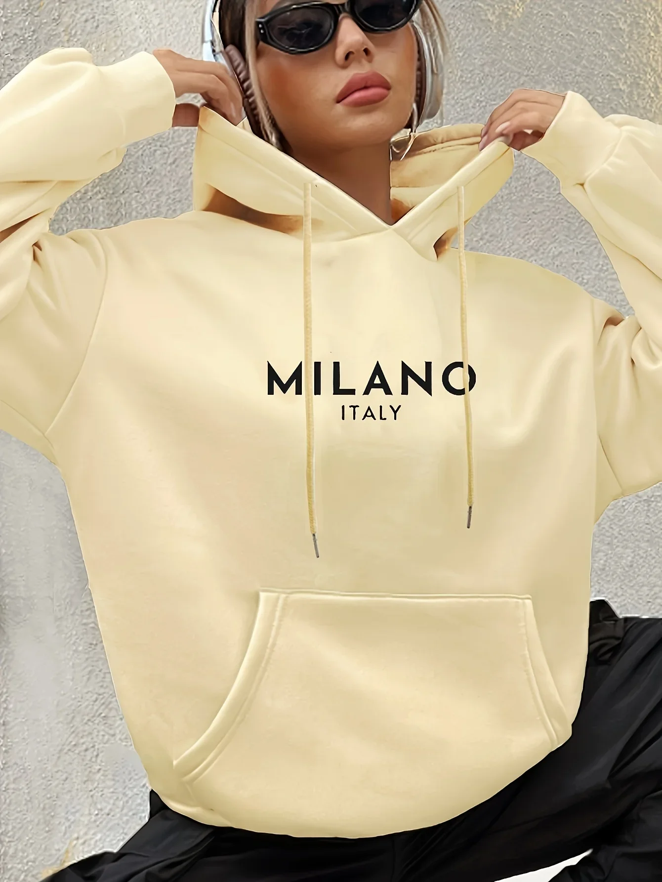 Italian Milanese lady's 100% polyester printed warm fleece lettered hooded loose-fitting long-sleeved sports shirt with pockets, 
Italian Milanese lady's 100% polyester printed warm fleece lettered hooded loose-fitting long-sleeved sports shirt with pockets,