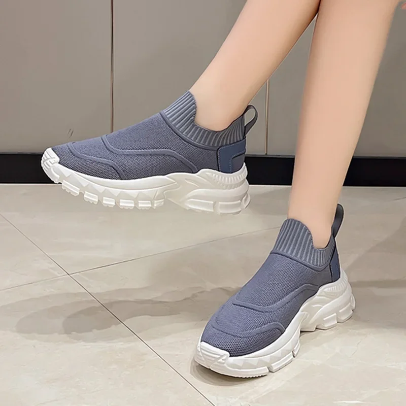 Эластичные вязаные кроссовки на танкетке, женские спортивные туфли с дышащей сеткой, вулканизированная обувь, женские прогулочные туфли без шнуровки на платформе
Эластичные вязаные кроссовки на танкетке, женские спортивные туфли с дышащей сеткой, вулканизированная обувь, женские прогулочные туфли без шнуровки на платформе