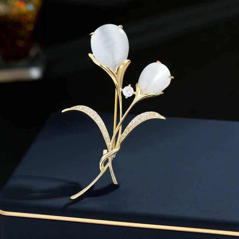 Пальто в сочетании с элегантной инкрустацией цирконом и высококачественной брошью-тюльпаном из кошачьего глаза.
Пальто в сочетании с элегантной инкрустацией цирконом и высококачественной брошью-тюльпаном из кошачьего глаза.