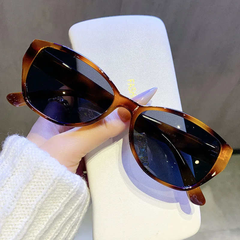 INS Style Women's Cat Eyes Skinny Face Sunglasses Fashion Cool Sweet Spicy Girl Polarized Mirror Outdoor Photography Decoration
INS Style Women's Cat Eyes Skinny Face Sunglasses Fashion Cool Sweet Spicy Girl Polarized Mirror Outdoor Photography Decoration