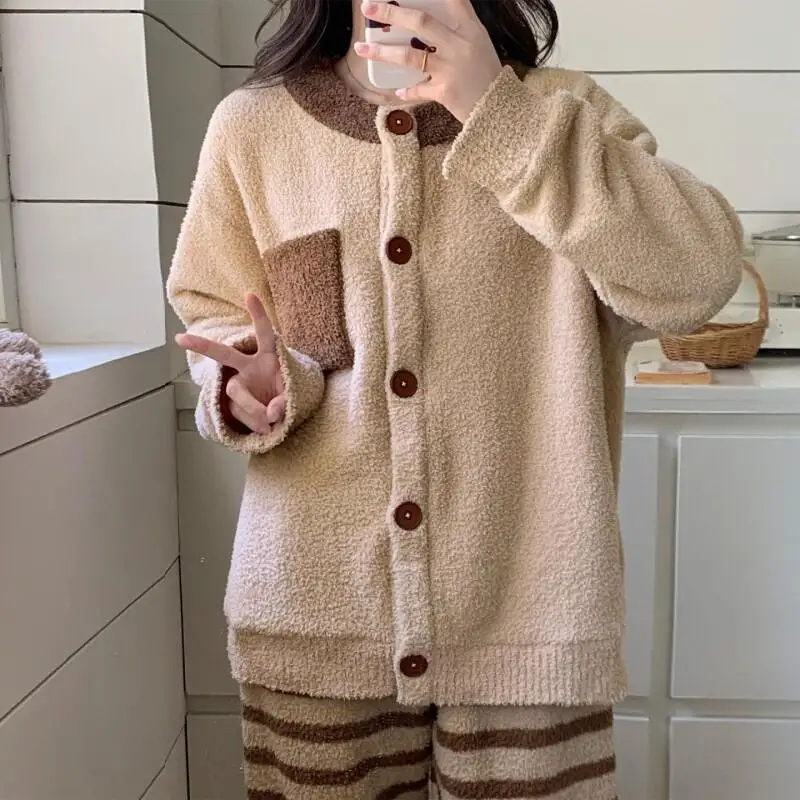 Женские пижамы с полуворсом, осенне-зимняя новая модель, костюм для девочек, удобная одежда для сна, утепленная домашняя одежда из кораллового флиса на флисовой подкладке
Женские пижамы с полуворсом, осенне-зимняя новая модель, костюм для девочек, удобная одежда для сна, утепленная домашняя одежда из кораллового флиса на флисовой подкладке