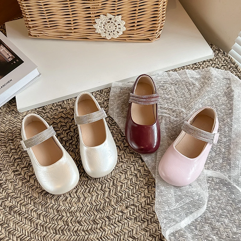 Детские кожаные туфли для девочек с бриллиантами, роскошные, идеальные для вечеринок, однотонные, на гибкой подошве, элегантные детские туфли
Детские кожаные туфли для девочек с бриллиантами, роскошные, идеальные для вечеринок, однотонные, на гибкой подошве, элегантные детские туфли