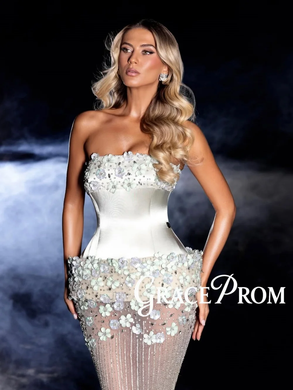 Luxury White Strapless Evening Gown Regal Satin Corset With 3D Floral Beaded Sheer Skirt Party Dress Wedding Guests فساتين سهرة
Luxury White Strapless Evening Gown Regal Satin Corset With 3D Floral Beaded Sheer Skirt Party Dress Wedding Guests فساتين سهرة