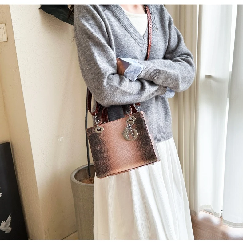 Sleek-elegant 2025 New Ladies Luxury Brand Leather Tote Bag Famous Designer Elegant Popular Casual
Sleek-elegant 2025 New Ladies Luxury Brand Leather Tote Bag Famous Designer Elegant Popular Casual