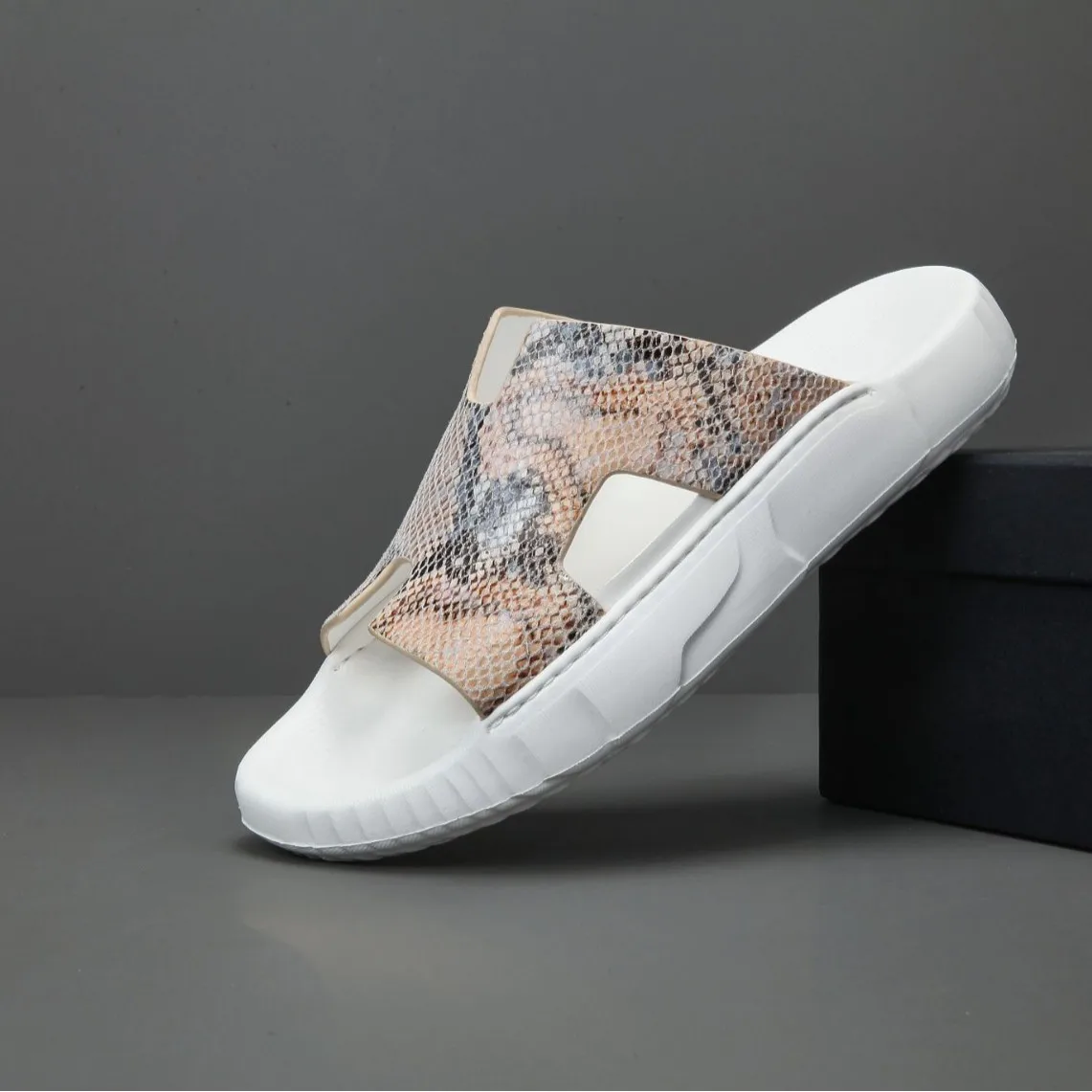 Brand Man Slippers Genuine Leather Slides Basic Outdoor Beach Fashion Men's Sandals Luxury Designers Casual Shoes For Man
Brand Man Slippers Genuine Leather Slides Basic Outdoor Beach Fashion Men's Sandals Luxury Designers Casual Shoes For Man