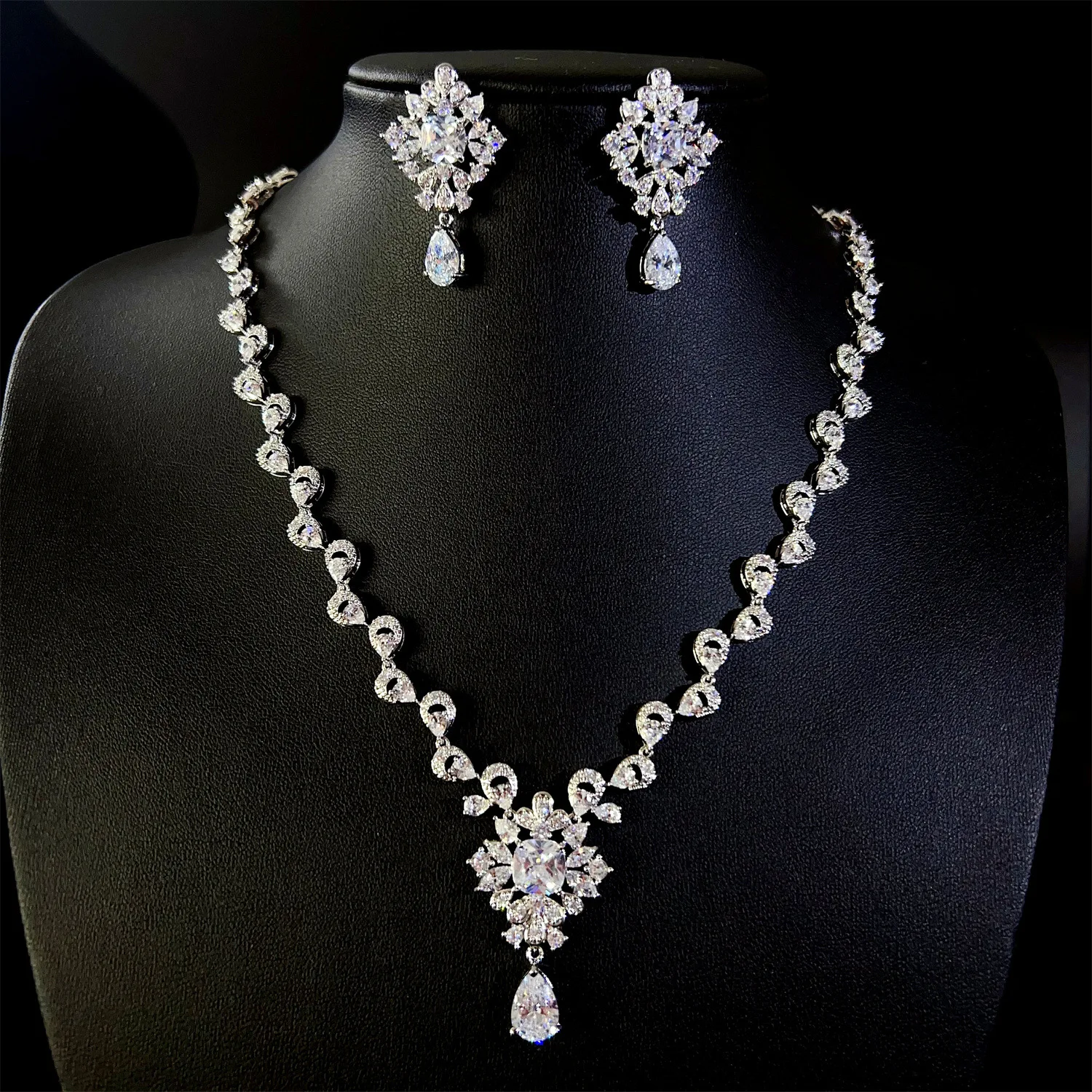 New Beautiful Women's Daily Dress Decoration Light Luxury Jewelry sliver color Necklace Earrings Wedding Ball Gift M-827
New Beautiful Women's Daily Dress Decoration Light Luxury Jewelry sliver color Necklace Earrings Wedding Ball Gift M-827