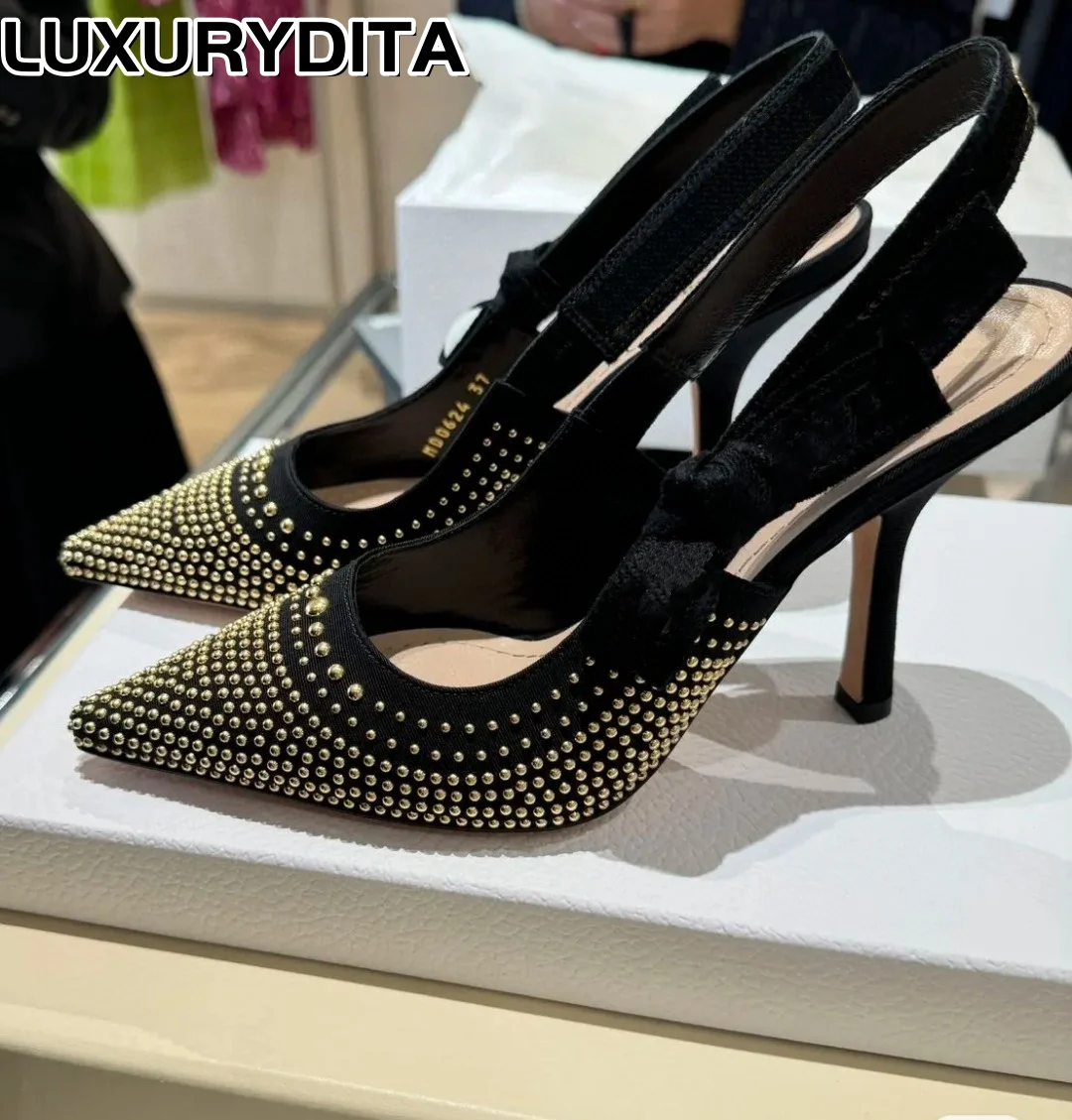 Top Quality Luxury Womens Sandal Casual Lace Flat Fashion Embroidered Muller Shoes Designer Silk Leather Soled High Heel 0531
Top Quality Luxury Womens Sandal Casual Lace Flat Fashion Embroidered Muller Shoes Designer Silk Leather Soled High Heel 0531