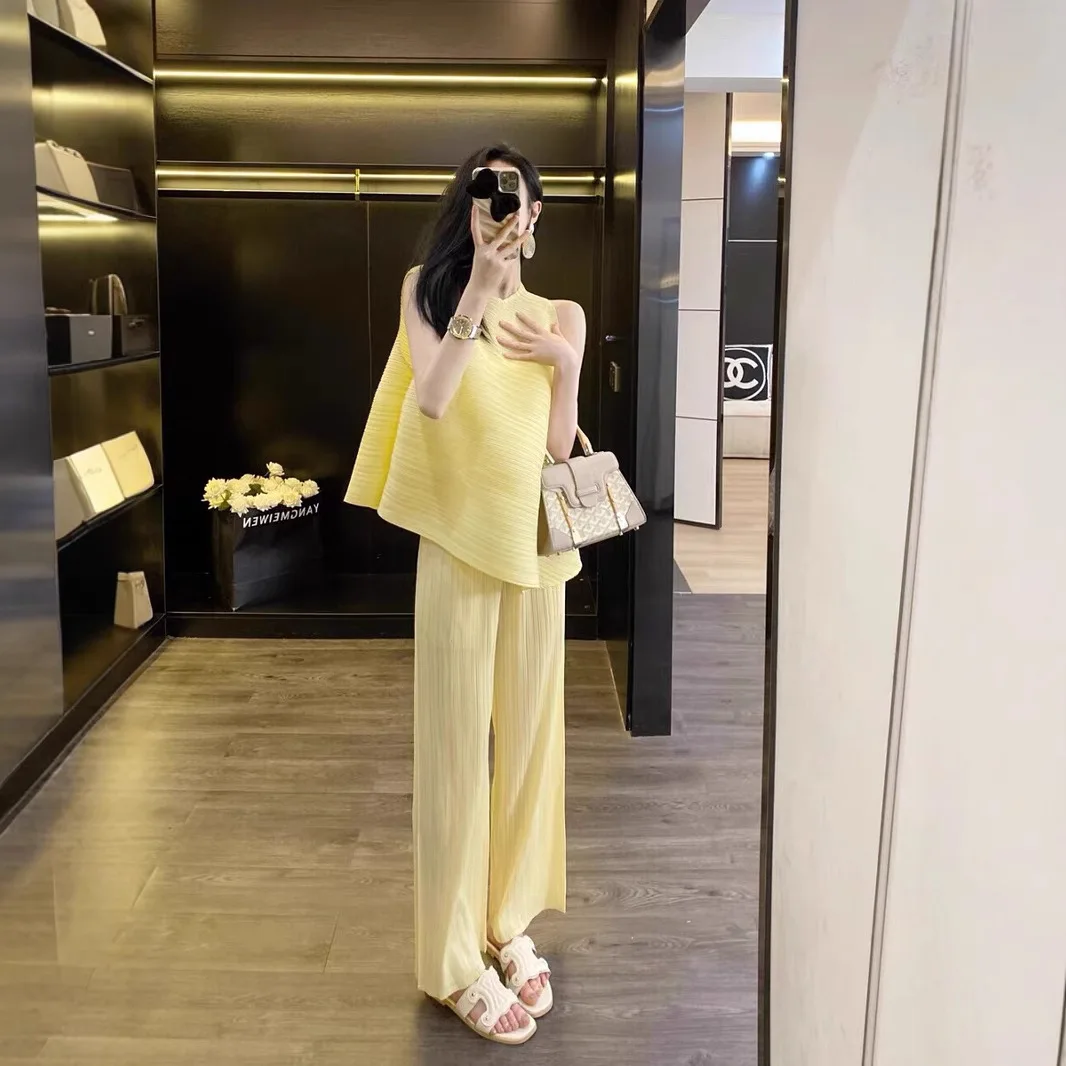 Miyake Fashion Casual Women's Set 2025 Summer New Round Neck Sleeveless Top + Solid Colour Pleated Casual Pants 2 Piece Set
Miyake Fashion Casual Women's Set 2025 Summer New Round Neck Sleeveless Top + Solid Colour Pleated Casual Pants 2 Piece Set