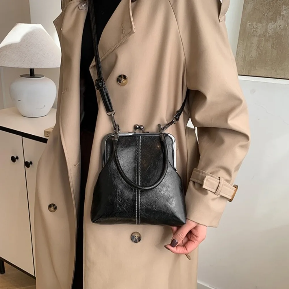Elegant Kiss Lock Shoulder Bag Large Capacity PU Leather Chinese Style Crossbody Bag Retro Solid Color Vintage Women's Handbag
Elegant Kiss Lock Shoulder Bag Large Capacity PU Leather Chinese Style Crossbody Bag Retro Solid Color Vintage Women's Handbag