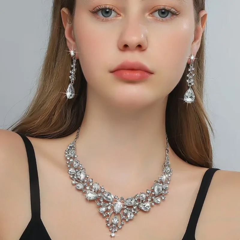 Luxury Full Rhinestone Necklaces Earrings for Women Exaggerated V-shape Water Drop Earrings European and American Jewelry Set
Luxury Full Rhinestone Necklaces Earrings for Women Exaggerated V-shape Water Drop Earrings European and American Jewelry Set