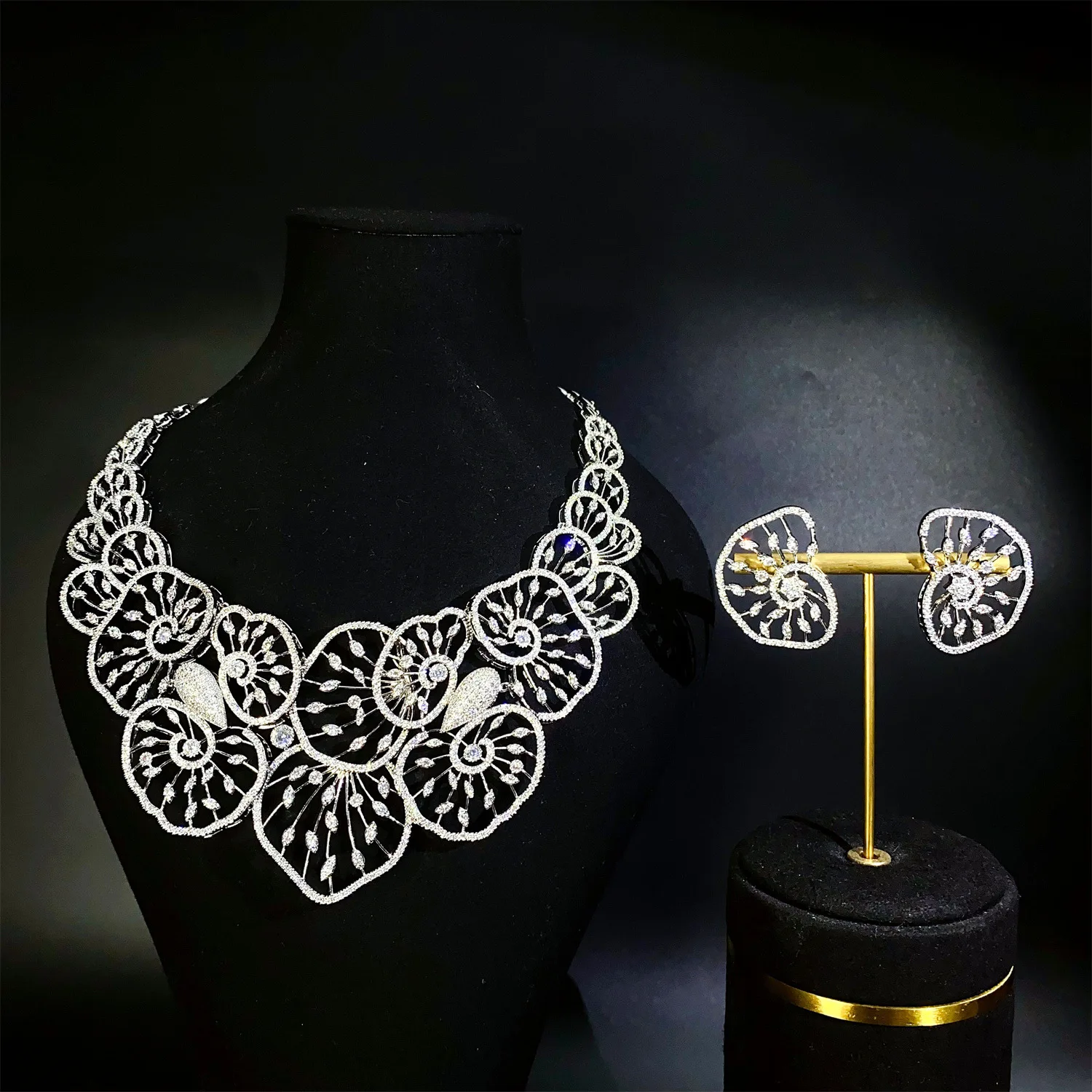 2 Pieces Unique Brilliant Firework Shaped Focus Queen Exaggerated Jewellery Costume Set Wedding Bridal Banquet Holiday M-666 
2 Pieces Unique Brilliant Firework Shaped Focus Queen Exaggerated Jewellery Costume Set Wedding Bridal Banquet Holiday M-666