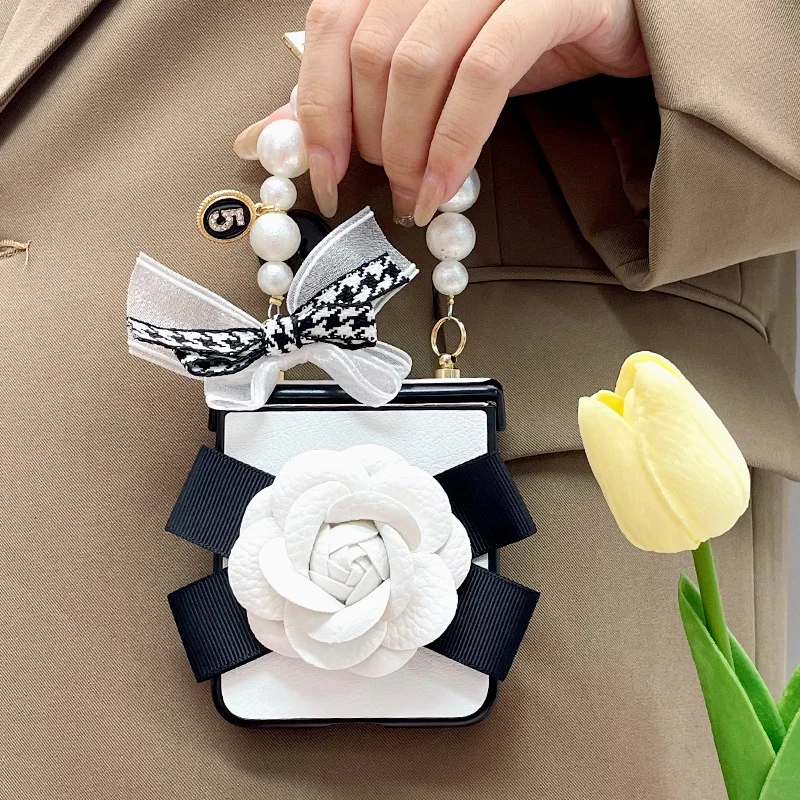 For Samsung Galaxy Z Flip 5 4 3 5G Luxury PU Camellia Flower Portable Elegant Pearl Hand Chain Hinge White Leather Case Cover
For Samsung Galaxy Z Flip 5 4 3 5G Luxury PU Camellia Flower Portable Elegant Pearl Hand Chain Hinge White Leather Case Cover