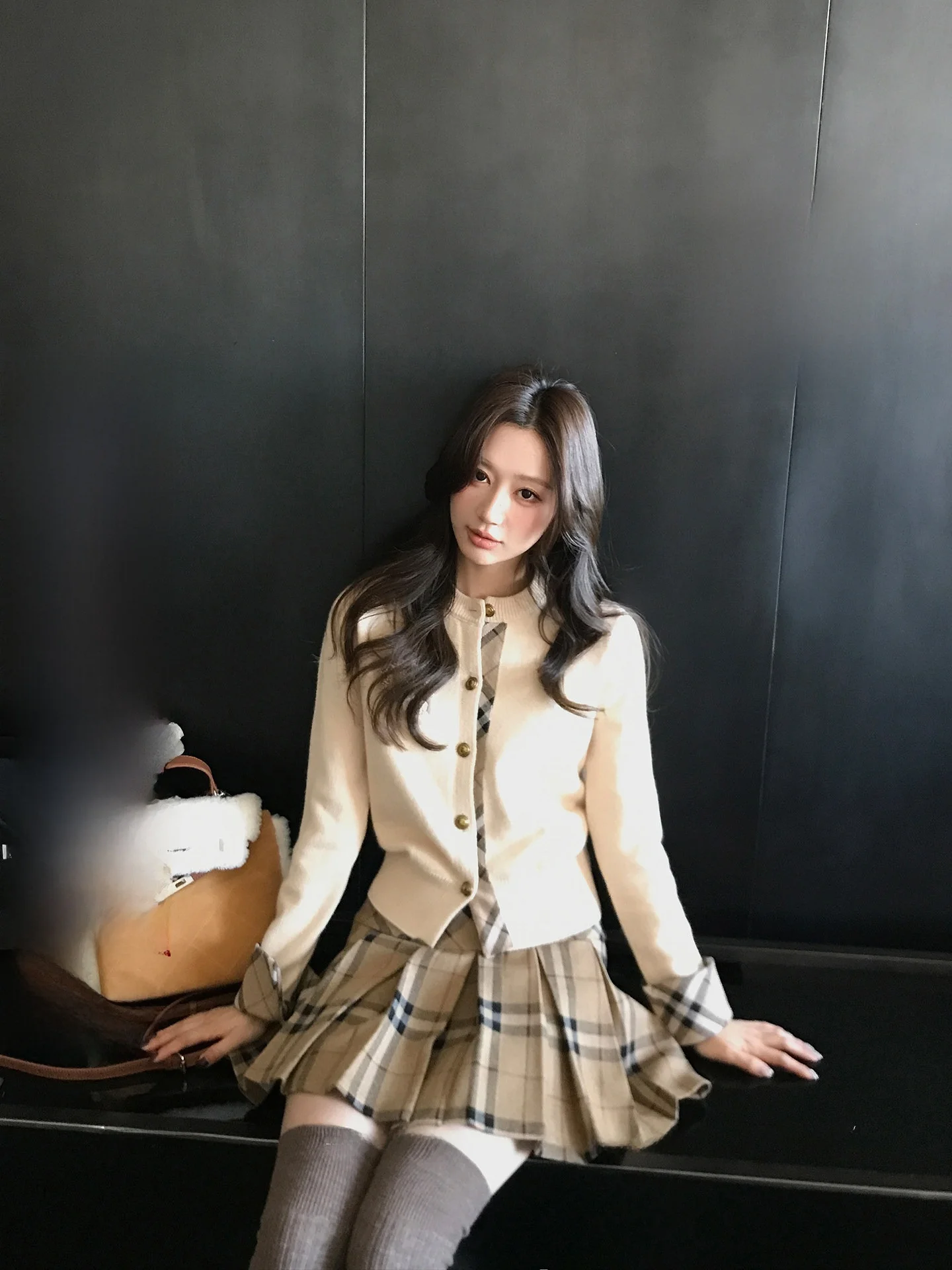 Комплект LIONE: Молочно-белый вязаный кардиган и юбка в клетку цвета хаки, имитация двух предметов, зимний модный студенческий стиль, женский наряд
Комплект LIONE: Молочно-белый вязаный кардиган и юбка в клетку цвета хаки, имитация двух предметов, зимний модный студенческий стиль, женский наряд