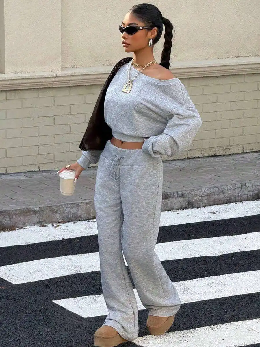 2pcs Women Grey Asymmetrical Neck Crop Sweatshirt And Flared Sweatpants Set
2pcs Women Grey Asymmetrical Neck Crop Sweatshirt And Flared Sweatpants Set