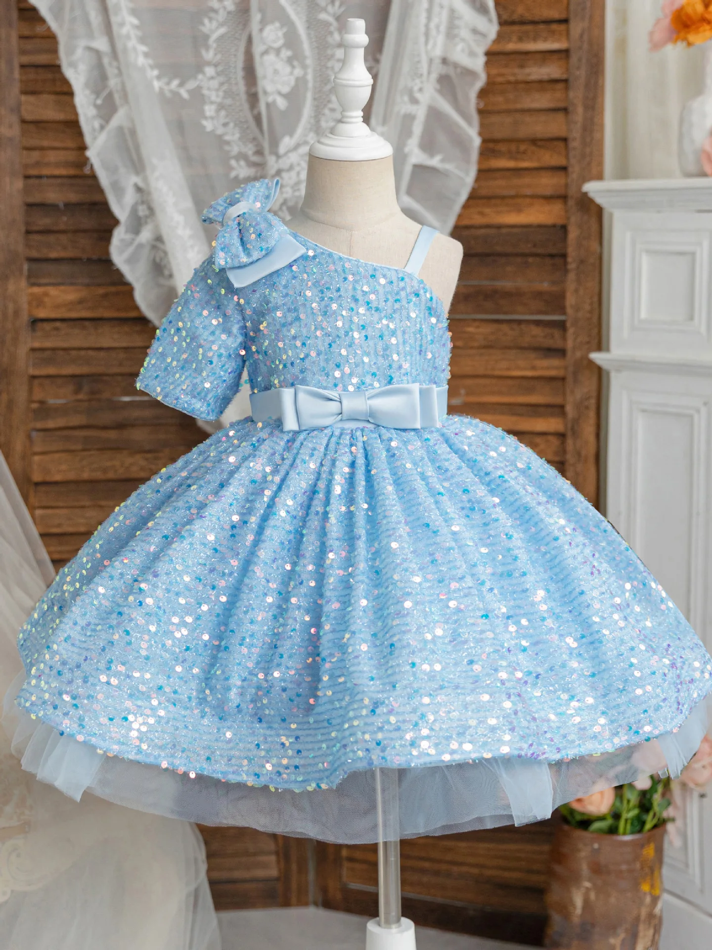 Sequin One-Shoulder Flower Girl Dress Wedding Dress First Christmas Party Gown with Bow Belt Kids Formal Occasion Dressفسات
Sequin One-Shoulder Flower Girl Dress Wedding Dress First Christmas Party Gown with Bow Belt Kids Formal Occasion Dressفسات