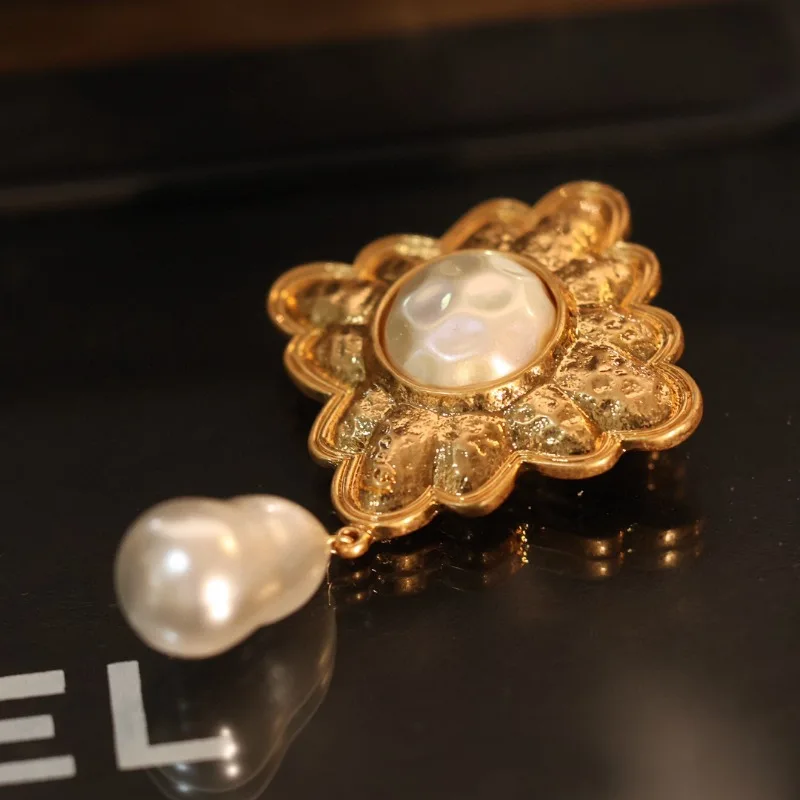 Vintage Luxury Baroque Pearl Tassel Gold-plated Women's Brooch Medieval Palace Luxury Pearl Pendant Brooch for Women
Vintage Luxury Baroque Pearl Tassel Gold-plated Women's Brooch Medieval Palace Luxury Pearl Pendant Brooch for Women