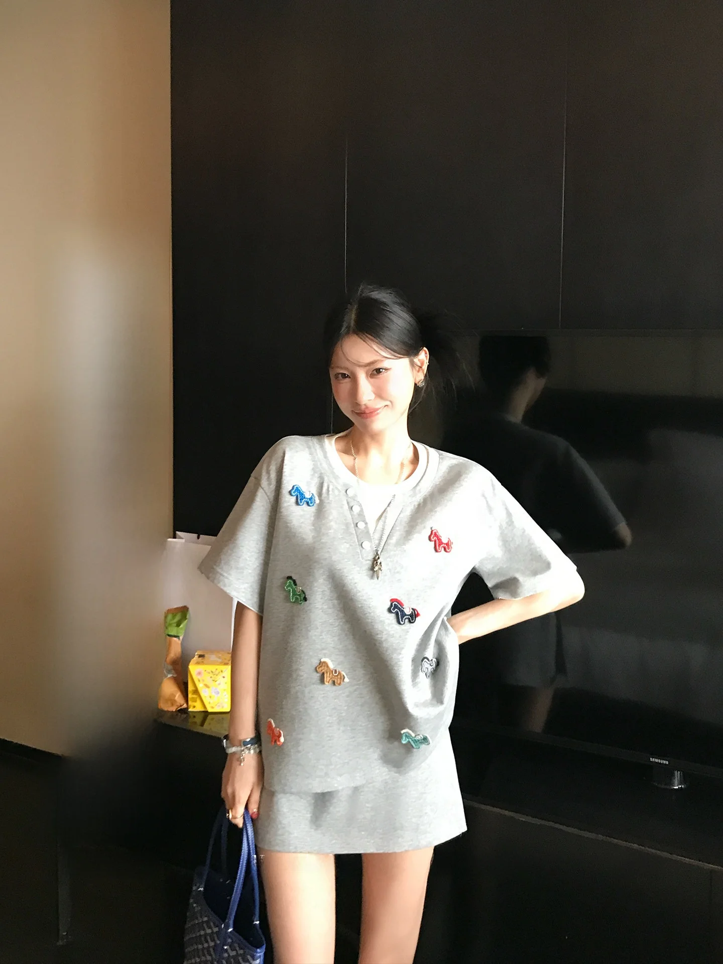 Lione Grey Series T-Shirt And High Waist Skirt Set Cute Style Short Sleeve Embroidered Top Loose Fit Summer Outfit
Lione Grey Series T-Shirt And High Waist Skirt Set Cute Style Short Sleeve Embroidered Top Loose Fit Summer Outfit
