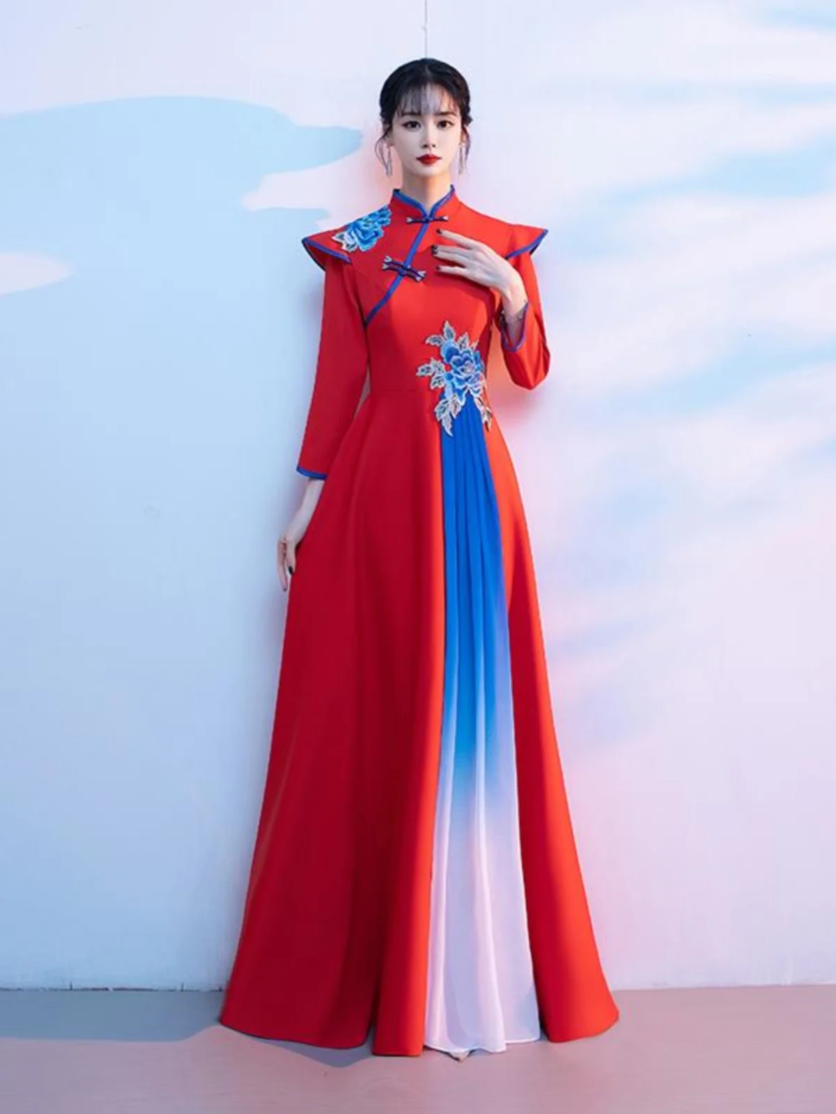 Элитный модный новый китайский костюм для выступлений в стиле «красная песня» и хоровых выступлений, длинный, из смесового полиэстера и хлопка
Элитный модный новый китайский костюм для выступлений в стиле «красная песня» и хоровых выступлений, длинный, из смесового полиэстера и хлопка