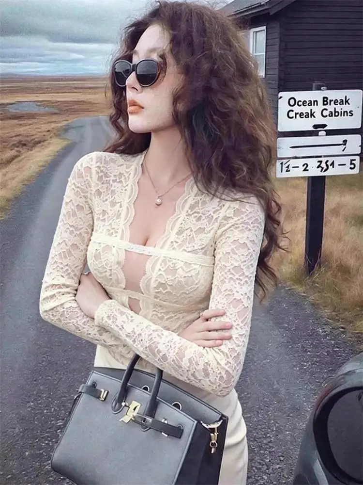 Elegant Lace Base Shirt Women's Long Sleeve Inner Wear Design Sensation Autumn Winter Fashion Commute Style Slim Fit V Neck
Elegant Lace Base Shirt Women's Long Sleeve Inner Wear Design Sensation Autumn Winter Fashion Commute Style Slim Fit V Neck