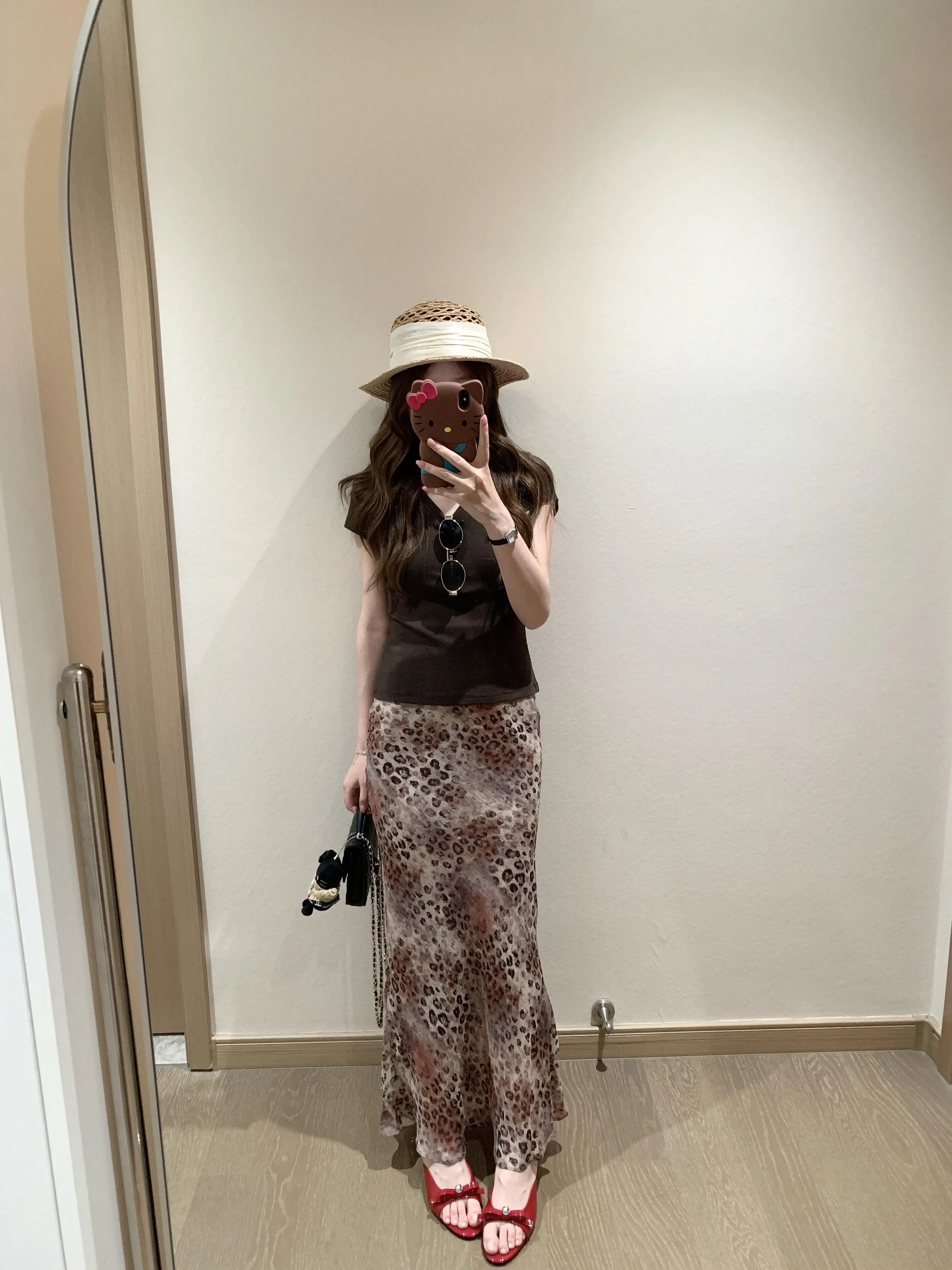 Kumikumi Hot Girl Set Brown Retro Shoulder T-Shirt Women's High Waist Leopard Print Skirt Two-Piece Summer Fashion Ensemble
Kumikumi Hot Girl Set Brown Retro Shoulder T-Shirt Women's High Waist Leopard Print Skirt Two-Piece Summer Fashion Ensemble